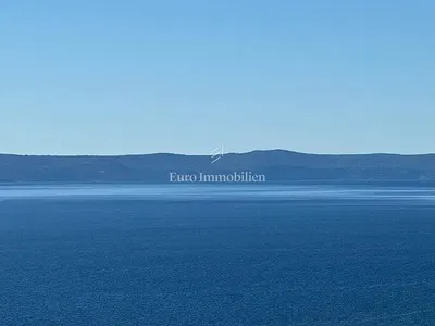 Salon; parquet, lumière naturelle, style moderne, hauteur sous plafond