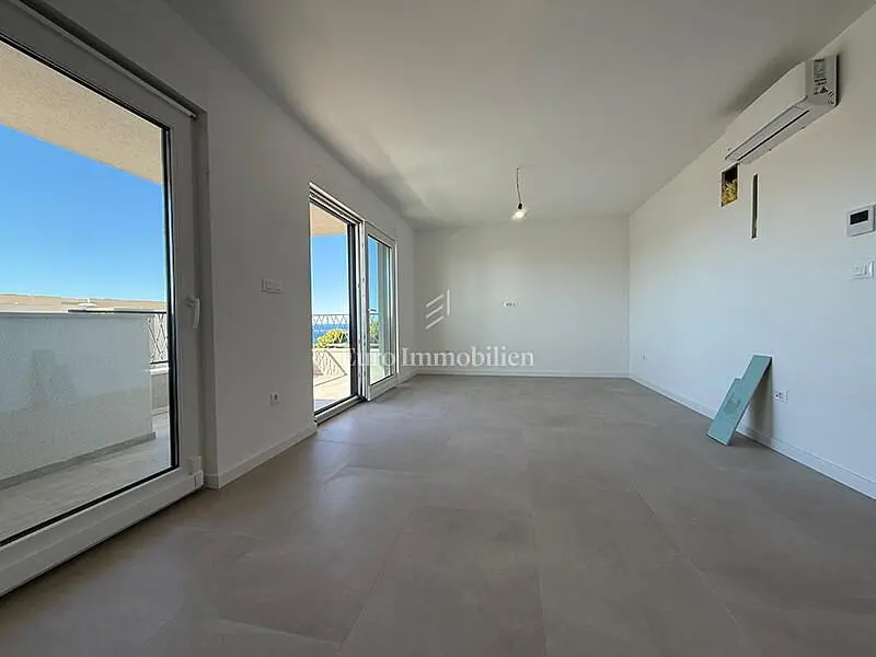 Salon; parquet, lumière naturelle, style moderne, hauteur sous plafond