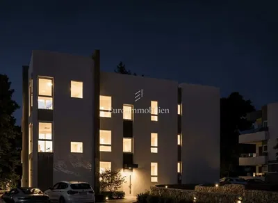 Кухиња; кухињски апарати, дрвени под, природно светло, модерни стил, реновиран