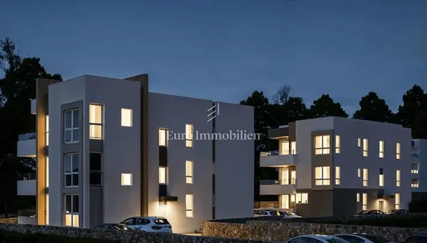 Wohnzimmer; holzboden, tageslicht, moderner stil, hohe decken