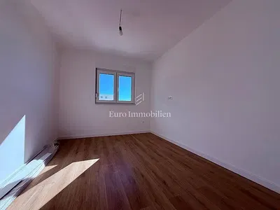 Salon; parquet, lumière naturelle, style moderne, hauteur sous plafond