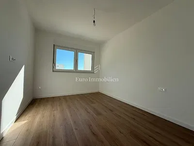 Cuisine; électroménager, parquet, lumière naturelle, style moderne, rénové