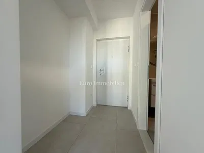 Dnevni boravak; drveni pod, prirodna svjetlost, moderan stil, visoki stropovi