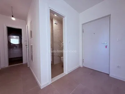 Cuisine; électroménager, parquet, lumière naturelle, style moderne, rénové