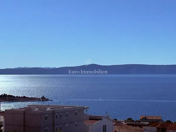 Cuisine; électroménager, parquet, lumière naturelle, style moderne, rénové