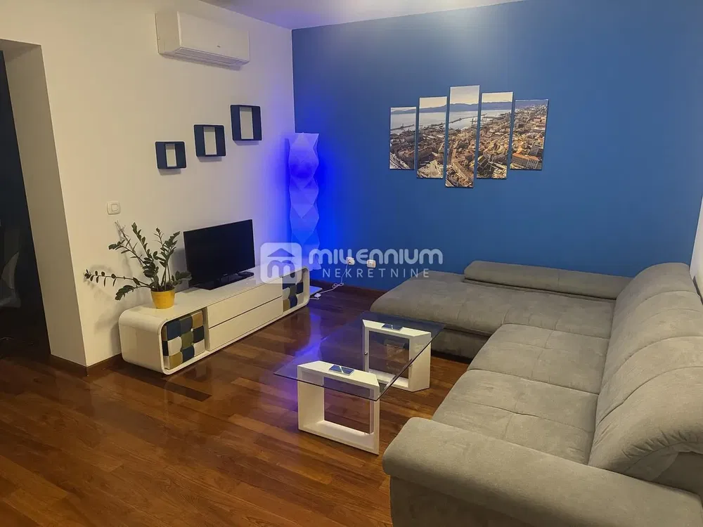 Σαλόνι; ξύλινο πάτωμα, φυσικό φως, μοντέρνο στυλ, ψηλά ταβάνια