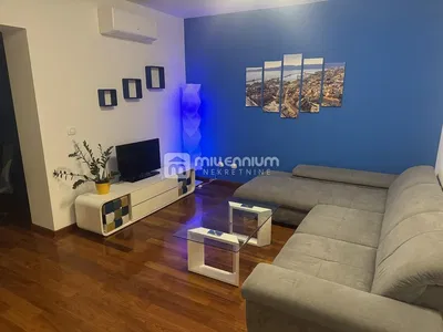 Σαλόνι; ξύλινο πάτωμα, φυσικό φως, μοντέρνο στυλ, ψηλά ταβάνια