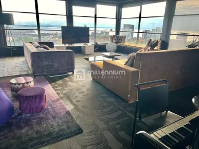 Σαλόνι; ξύλινο πάτωμα, φυσικό φως, μοντέρνο στυλ, ψηλά ταβάνια