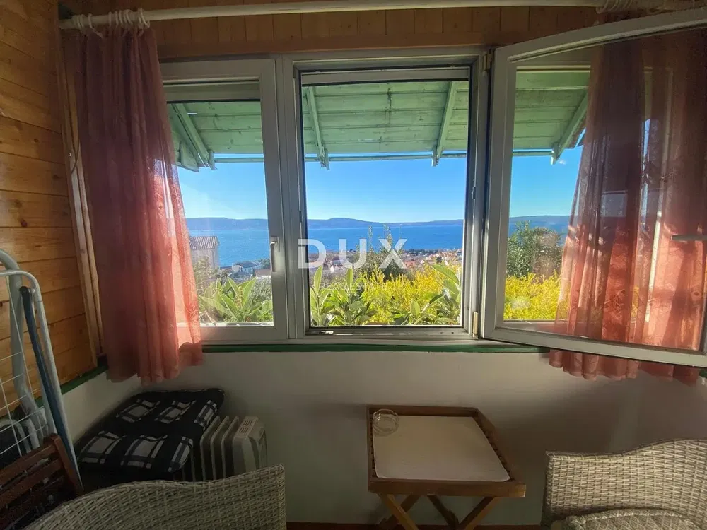 Дневна соба; дрвени под, природно светло, модерни стил, високи плафони