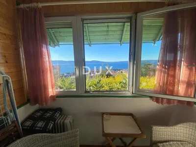 Дневна соба; дрвени под, природно светло, модерни стил, високи плафони