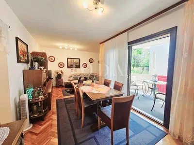 Salon; parquet, lumière naturelle, style moderne, hauteur sous plafond