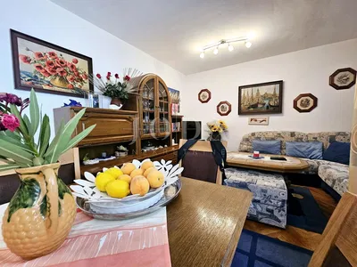 Cuisine; électroménager, parquet, lumière naturelle, style moderne, rénové