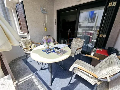 Cuisine; électroménager, carrelage, lumière naturelle, style moderne, rénové