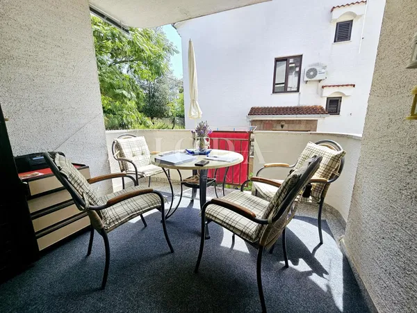 Salon; parquet, lumière naturelle, style moderne, hauteur sous plafond