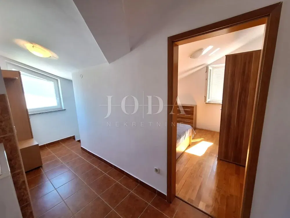 Dnevni boravak; drveni pod, prirodna svjetlost, moderan stil, visoki stropovi