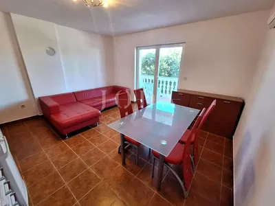 Dnevni boravak; drveni pod, prirodna svjetlost, moderan stil, visoki stropovi