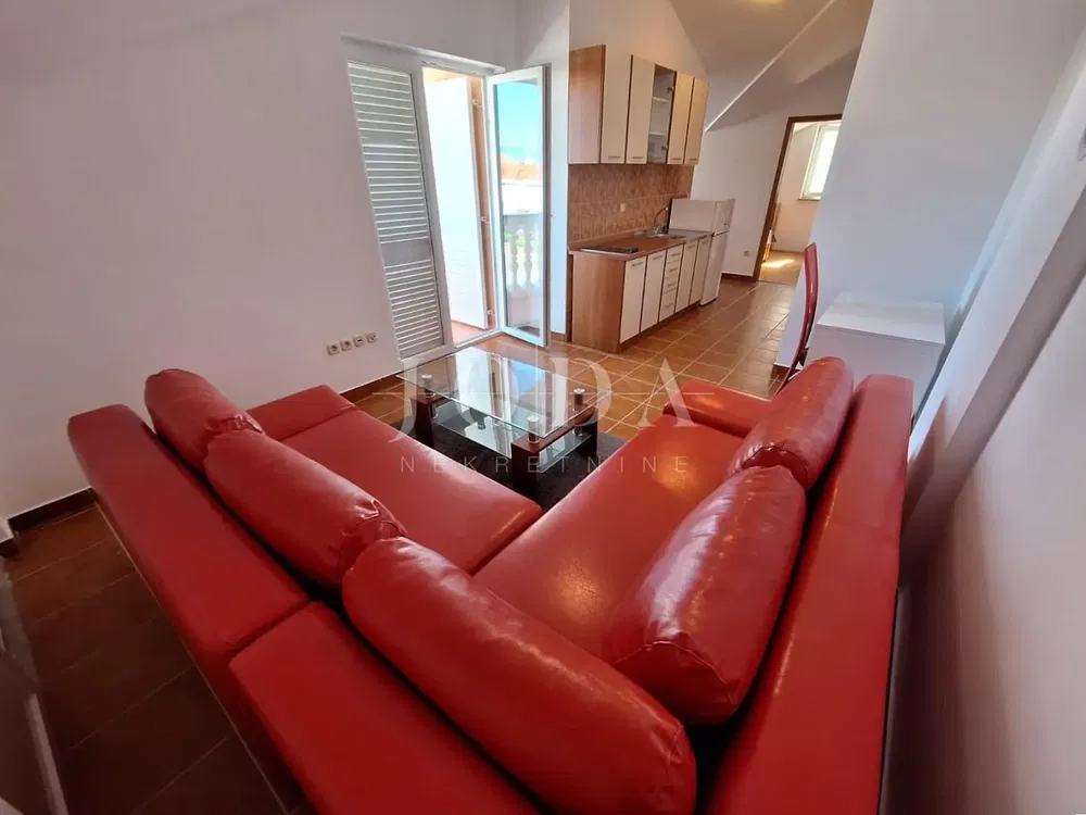 Kuhinja; kućanski aparati, drveni pod, prirodna svjetlost, moderan stil, renoviran