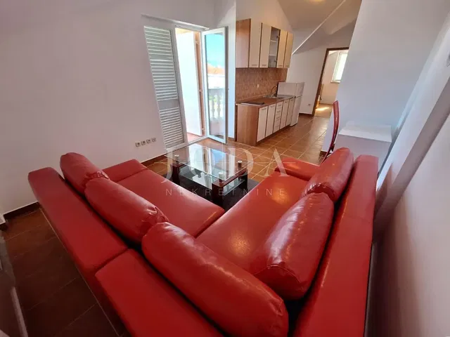 Mutfak; mutfak aletleri, ahşap zemin, doğal ışık, modern stil, tadilatlı