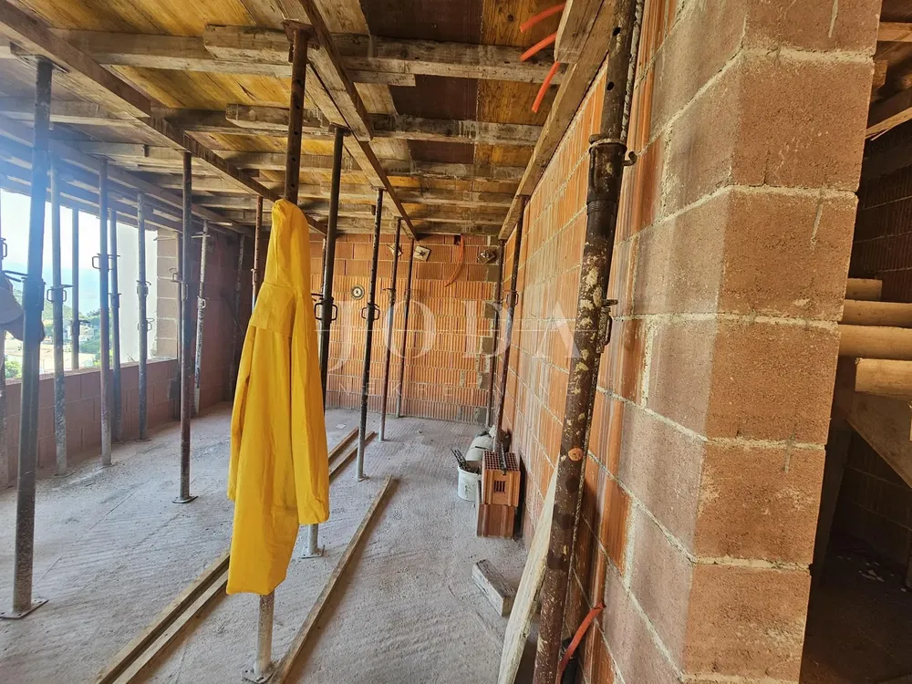 Wohnzimmer; holzboden, tageslicht, moderner stil, hohe decken