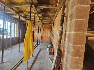 Wohnzimmer; holzboden, tageslicht, moderner stil, hohe decken