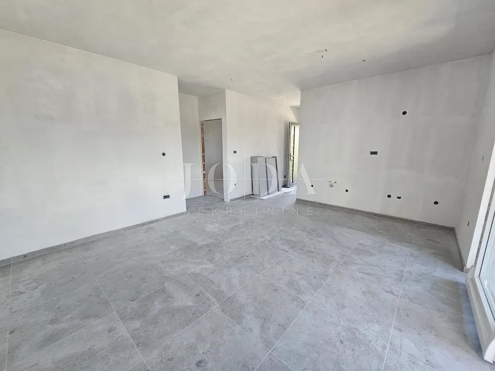 Woonkamer; houten vloer, natuurlijk licht, moderne stijl, hoge plafonds