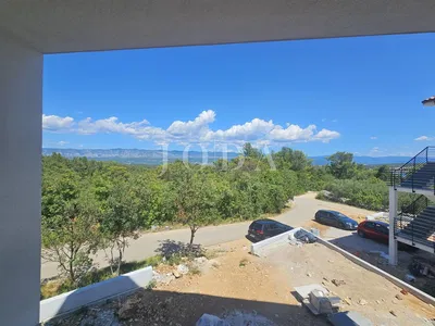 Woonkamer; houten vloer, natuurlijk licht, moderne stijl, hoge plafonds