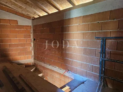 Wohnzimmer; holzboden, tageslicht, moderner stil, hohe decken