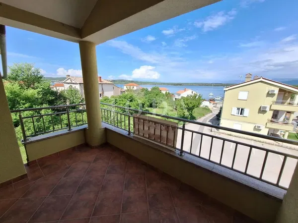 Кухиња; кухињски апарати, дрвени под, природно светло, модерни стил, реновиран