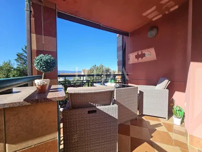 Oturma odası; ahşap zemin, doğal ışık, modern stil, yüksek tavan