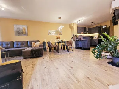 Oturma odası; ahşap zemin, doğal ışık, modern stil, yüksek tavan