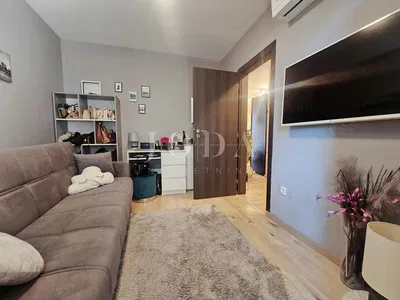 Oturma odası; ahşap zemin, doğal ışık, modern stil, yüksek tavan