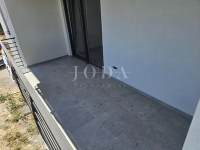 Salon; parquet, lumière naturelle, style moderne, hauteur sous plafond