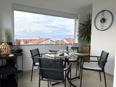 Obývačka; drevená podlaha, prirodzené svetlo, moderný štýl, vysoké stropy