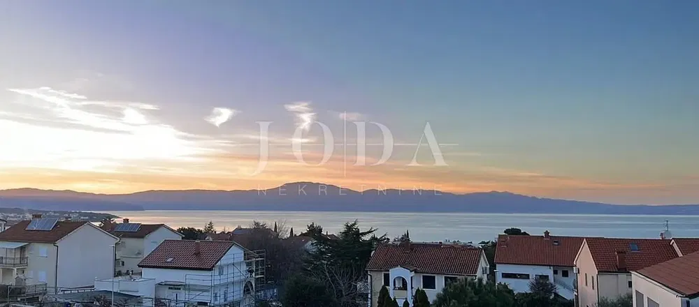 Obývačka; drevená podlaha, prirodzené svetlo, moderný štýl, vysoké stropy