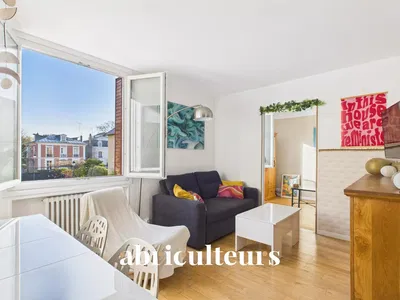 Дневна соба; дрвени под, природно светло, модерни стил, високи плафони