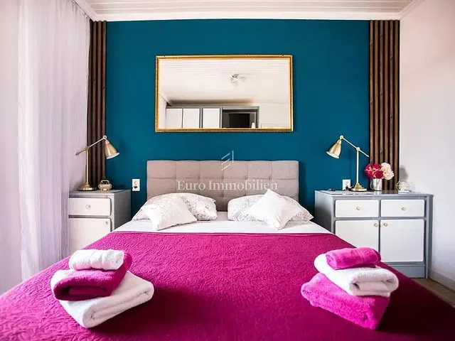 Kuhinja; kuhinjski aparati, drveni pod, prirodno svjetlo, moderni stil, renoviran