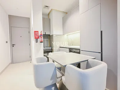 Living room; wood floor, natural light, modern style, high ceiling