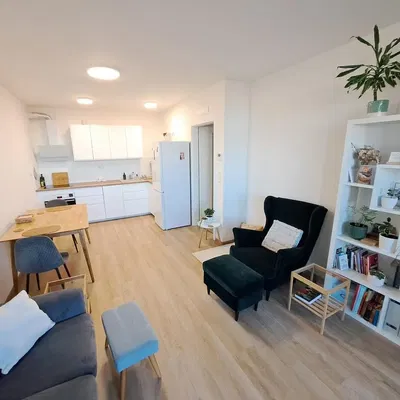 Dnevni boravak; drveni pod, prirodna svjetlost, moderan stil, visoki stropovi