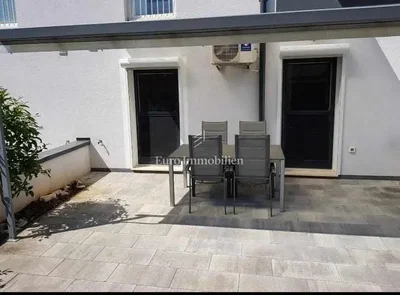 غرفة معيشة; أرضية خشبية, ضوء طبيعي, أسلوب عصري, أسقف عالية