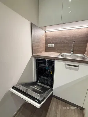 Salon; parquet, lumière naturelle, style moderne, hauteur sous plafond