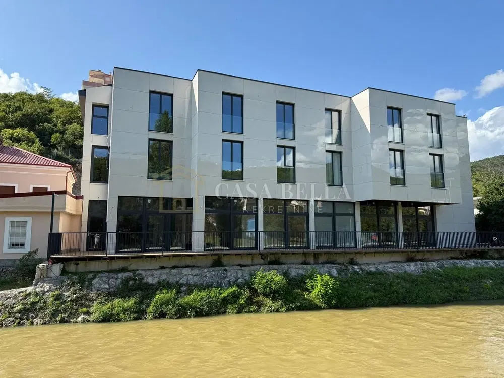 Σαλόνι; ξύλινο πάτωμα, φυσικό φως, μοντέρνο στυλ, ψηλά ταβάνια