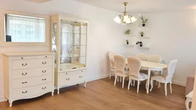 Oturma odası; ahşap zemin, doğal ışık, modern stil, yüksek tavan