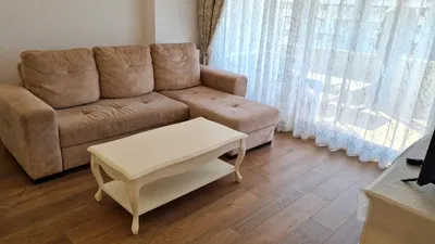 Oturma odası; ahşap zemin, doğal ışık, modern stil, yüksek tavan