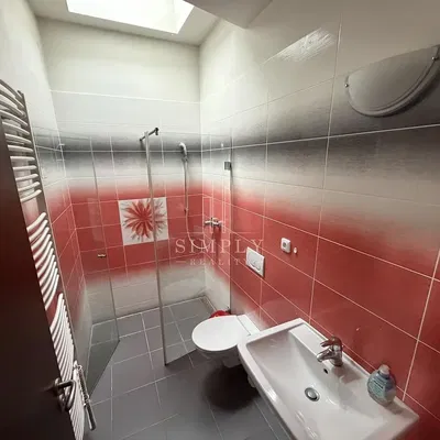 Salon; parquet, lumière naturelle, style moderne, hauteur sous plafond