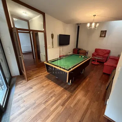 Salon; parquet, lumière naturelle, style moderne, hauteur sous plafond