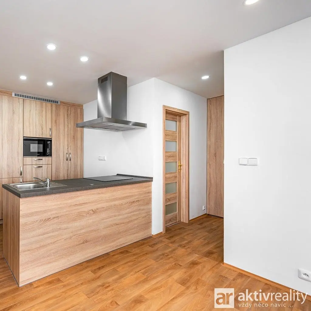 Κουζίνα; συσκευές κουζίνας, ξύλινο πάτωμα, φυσικό φως, μοντέρνο στυλ, ανακαινισμένο