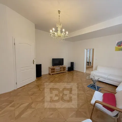 Wohnzimmer; holzboden, tageslicht, moderner stil, hohe decken