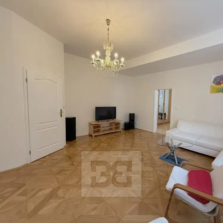 Obývací pokoj; dřevěná podlaha, přirozené světlo, moderní styl, vysoké stropy