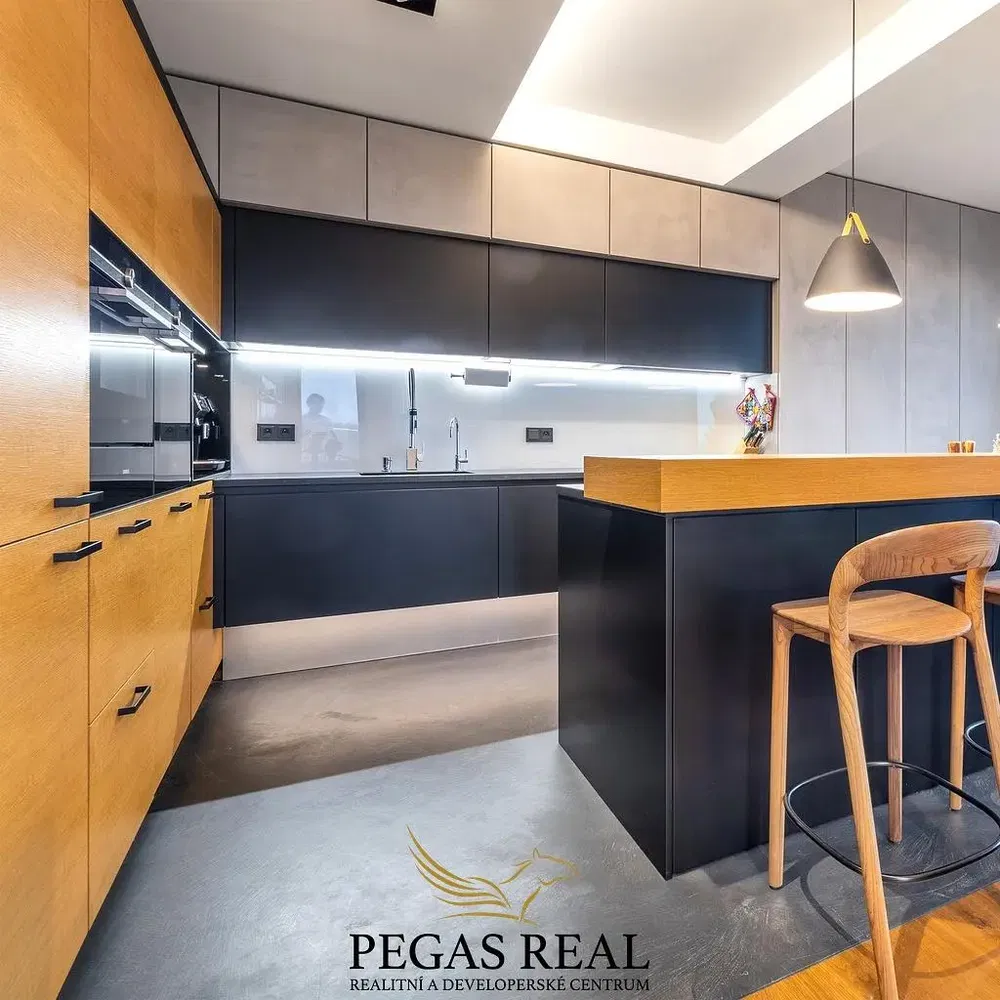 Wohnzimmer; holzboden, tageslicht, moderner stil, hohe decken