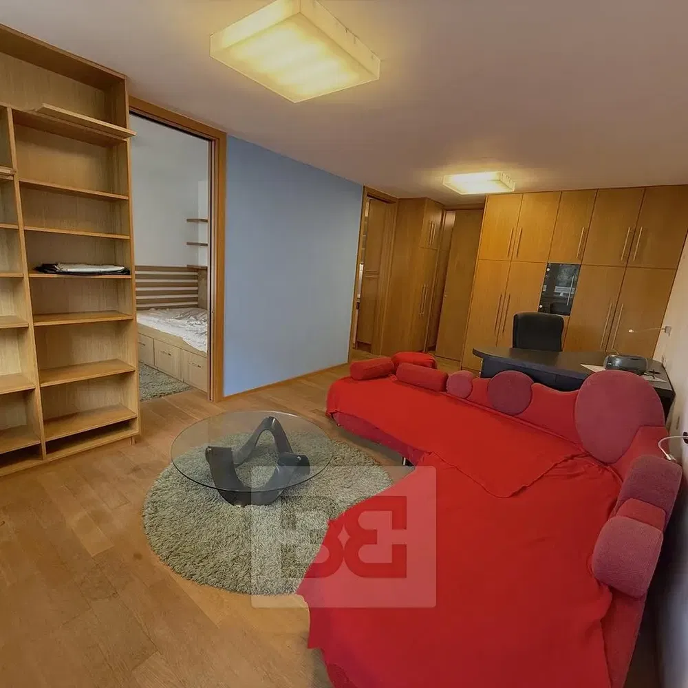 Wohnzimmer; holzboden, tageslicht, moderner stil, hohe decken